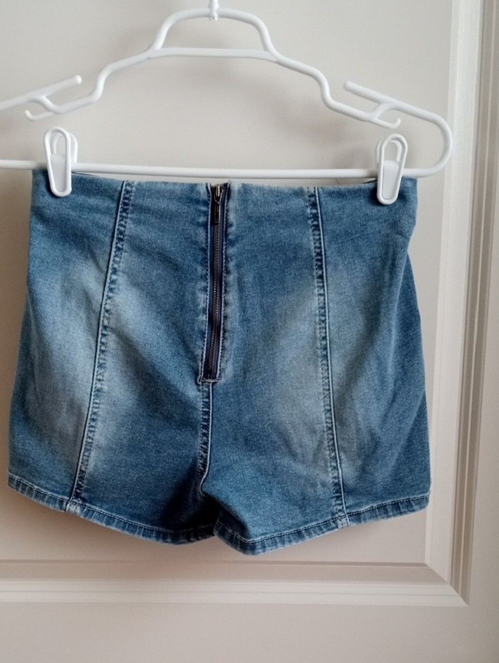Wallflower Light Blue Vertical-Seamed Denim Short w/Back Zip Closure. Size 5